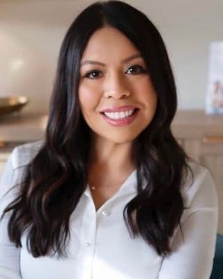 Laura Flores